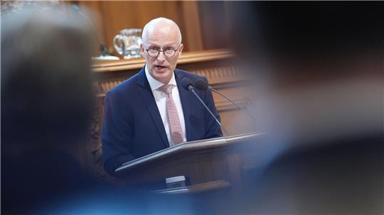 Bürgermeister Peter Tschentscher dankt den Helfern. (Archivbild)