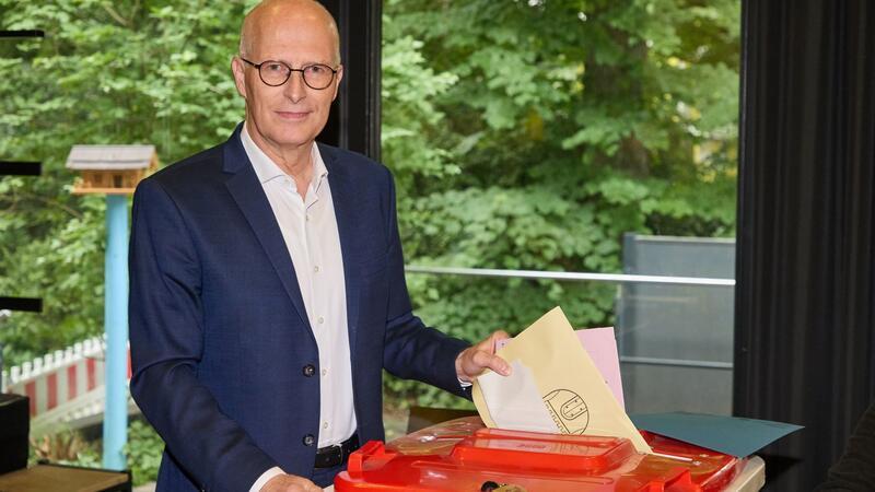 Bürgermeister Peter Tschentscher hat das Abschneiden seiner SPD bei den Bezirkswahlen als Erfolg bezeichnet.