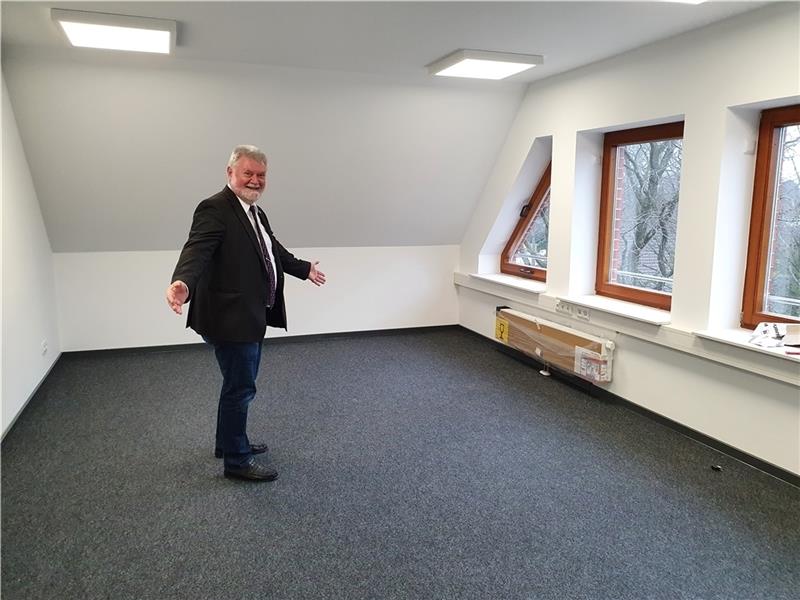 Bürgermeister Ralf Handelsmann in seinem neuen Büro. Foto: Beneke