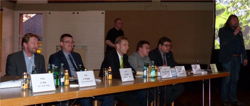 Bürgermeister Reimers (rechts) moderierte. Architekt Bernd Mügge, Bünting-Projektleiter Matthias Adler und die Rathausbeamten Frank Buhrmester, Martin Wist und Holger Falcke (von links) hören zu.