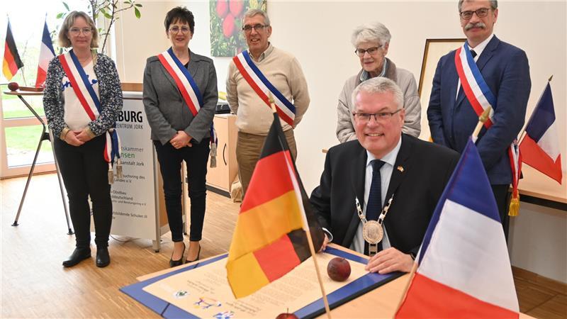 Bürgermeister Riel schreitet zur Unterschrift.