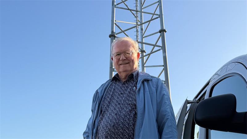 Bürgermeister Rolf Suhr (CDU) freut sich, dass der Mobilfunkturm in Wiegersen nach zehn Jahren endlich errichtet wurde.