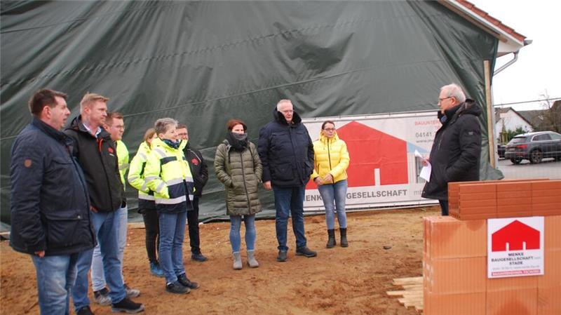 Bürgermeister Rolf Suhr (rechts) und Arzt Marco Robinson (links) mit Architekten, Ratsmitgliedern und Vertretern einiger Baufirmen bei der Grundsteinlegung.