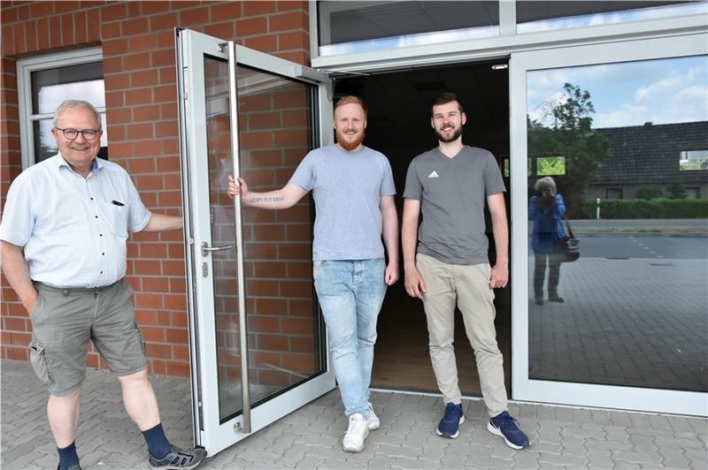 Einkaufen rund um die Uhr: Dorfladen Sauensiek öffnet wieder Bürgermeister Rolf Suhr strahlt: Niklas Schmidt und Tim Andersen bringen frischen Wind nach Sauensiek. Foto: Felsch