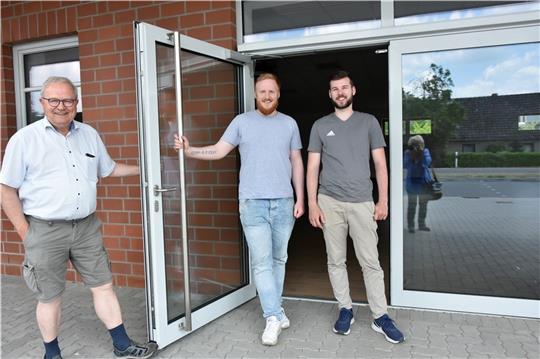 Bürgermeister Rolf Suhr strahlt: Niklas Schmidt und Tim Andersen bringen frischen Wind nach Sauensiek. Foto: Felsch