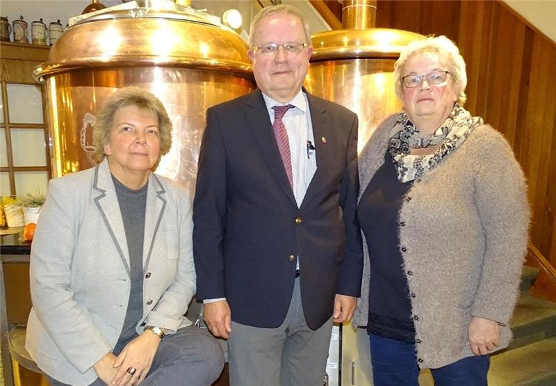 Bürgermeister Rolf Suhr und seine beiden Stellvertreterinnen Sabine Benden (links) und Marlies Hupe in „Klindworths Gasthaus“. Foto Lepél