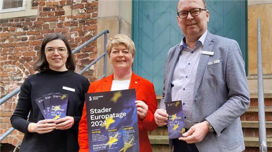 Bürgermeister Sönke Hartlef freut sich mit der Präsidentin des Stader Rotary Clubs, Dagmar Fröhlich (Mitte), und Lena Zimmer von der Kulturabteilung der Hansestadt Stade auf die Stader Europatage.