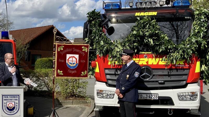 Bürgermeister Sönke Hartlef (links) während der offiziellen Schlüsselübergabe mit Hagens Ortsbrandmeister Hans Peters.