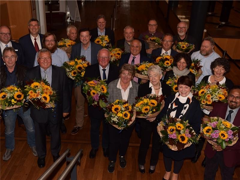 Bürgermeister Sönke Hartlef und Ratsvorsitzender Karsten Behr (beide hinten links) verabschiedeten die Ratsmitglieder im Stadeum mit warmen Worten, dem kleinen Siegel der Stadt und einem Blumenstrauß. Foto: Strüning