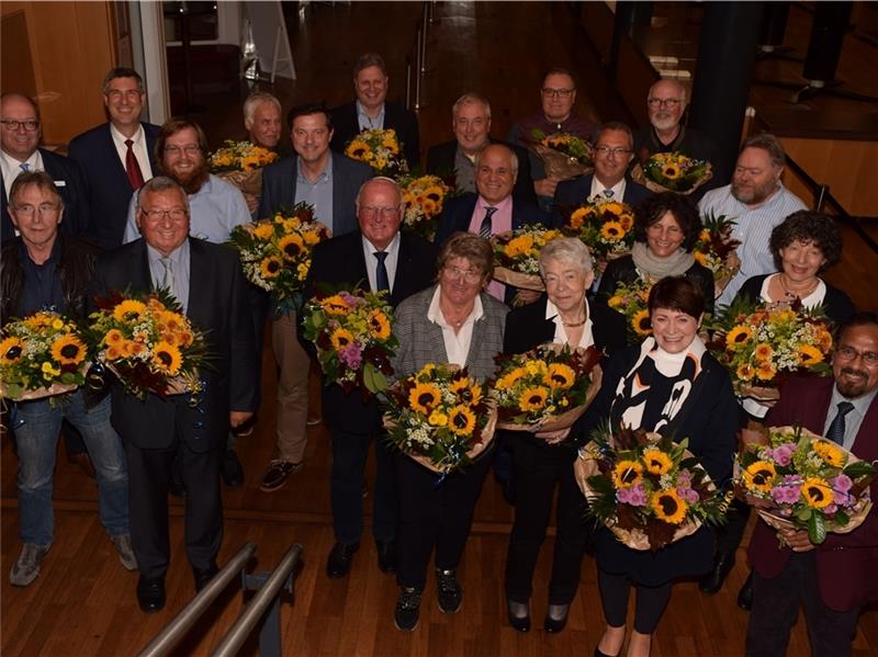 Stade: Die Hälfte des Rates scheidet aus Bürgermeister Sönke Hartlef und Ratsvorsitzender Karsten Behr (beide hinten links) verabschiedeten die Ratsmitglieder im Stadeum mit warmen Worten, dem kleinen Siegel der Stadt und einem Blumenstrauß. Foto: Strüning