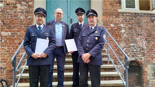 Bürgermeister Sönke Hartlef verabschiedete Hans Peters als Ortsbrandmeister und überreichte der neuen Spitze Florian Dankert (links) und Jens Lehmann (hinten rechts) die Urkunden.