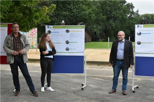 Bürgermeister Thomas Wiebusch (rechts) stellt die Bestandsaufnahme gemeinsam mit Gregor Paus und Helene Brühns vom Planungsbüro Sweco vor, die das Dorferneuerungsprogramm begleiten. Foto: Felsch