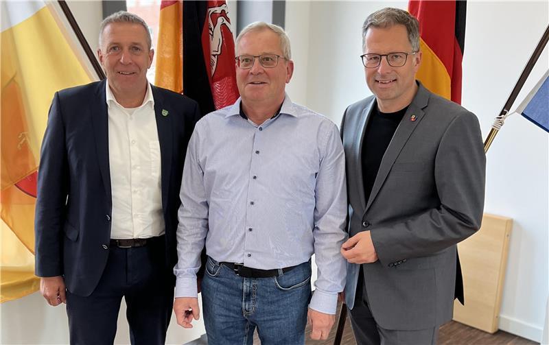 Ex-Oberdeichrichter Klaus Jarck ist Hochwasserbeauftragter an der Lühe Bürgermeister Timo Gerke, Hochwasserbeauftragter Klaus Jarck und Landrat Kai Seefried (von links)