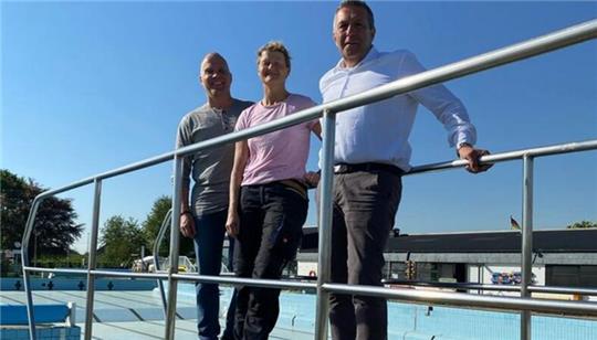 Bürgermeister Timo Gerke freut sich, dass im Freibad bald wieder geplanscht werden kann.