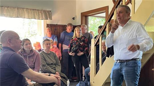 Bürgermeister Timo Gerke stellt sich den Fragen der Camper und Wochenendhausbewohner im Gasthaus Lühesand.