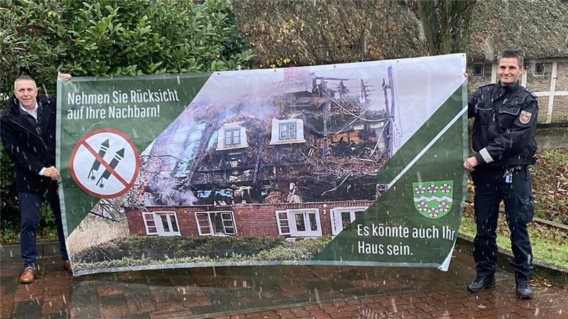 Silvesterfeuerwerk in Samtgemeinde Lühe grundsätzlich verboten Bürgermeister Timo Gerke und Dorfsheriff Torben Kubik weisen auf das Silvesterfeuerwerksverbot in der Samtgemeinde Lühe hin.