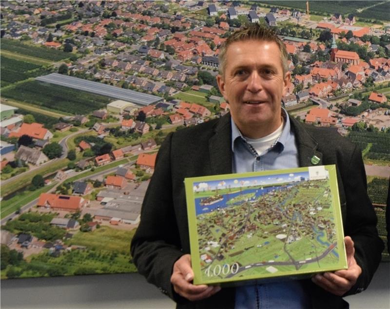 Bürgermeister Timo Gerke zeigt (19,50 Euro) das Samtgemeinde- Lühe-Puzzle . Foto: Battmer