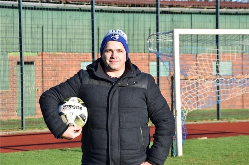 Von der Kreisliga in die Lokalpolitik: So tickt Grünendeichs neuer Bürgermeister Bürgermeister, Trainer und Feuerwehrmann: Nikolai Müller engagiert sich in verschiedenen Bereichen ehrenamtlich. Foto: Battmer