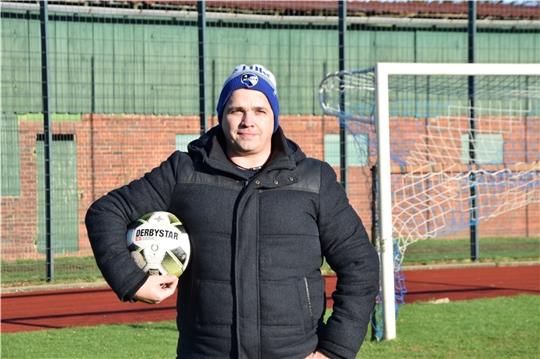 Bürgermeister, Trainer und Feuerwehrmann: Nikolai Müller engagiert sich in verschiedenen Bereichen ehrenamtlich. Foto: Battmer