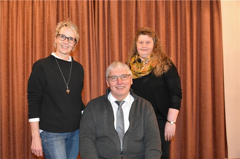 Uwe Arndt bleibt Bürgermeister in Ahlerstedt Bürgermeister Uwe Arndt mit Dörte Meyer (rechts) und Tekla Gerken. Foto: Felsch