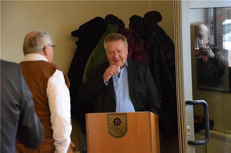 Bürgermeister Wilfried Ehlers gab einen Aus- und Rückblick auf die Lage in Dollern. Fotos: Battmer