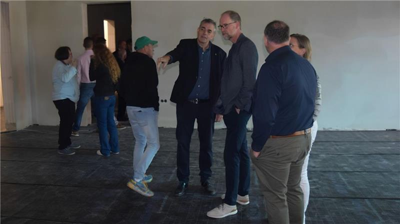 Von Motivation bis Stress: So ist das Leben als Bürgermeister Bürgermeister im Austausch: Tobias Terne und Hartmut Huber (mittig) im Rohbau der neuen Grundschule Blino.