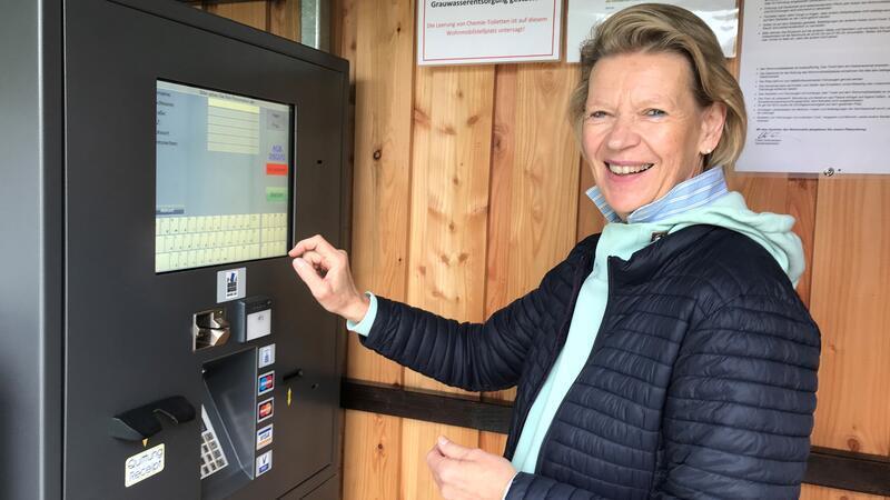 Bürgermeisterin Christiane von der Decken erklärt, wie die Nutzer einen Übernachtungsplatz auf dem Wohnmobilstellplatz buchen können.
