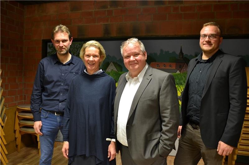 Wo in Krummendeich Tiny-Häuser entstehen sollen Bürgermeisterin Christiane von der Decken mit ihren Stellvertretern Stephan Bohn und Mario Hointza sowie Gemeindedirektor Frank Griemsmann (von links).