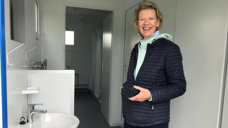 Bürgermeisterin Christiane von der Decken präsentiert die Sanitärräume in den beiden Containern.