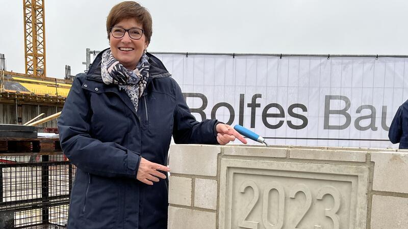 Bürgermeisterin Katja Oldenburg-Schmidt bei der Grundsteinlegung für die Sorthalle Nord. Die Stadt gibt 23 Millionen Euro für den Neubau aus.