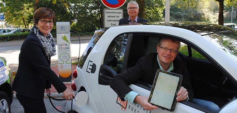 Bürgermeisterin Katja Oldenburg-Schmidt hat die erste öffentliche E-Ladesäule der Stadtwerke Buxtehude (SWB) auf dem Parkplatz Altstadt an der Hansestraße mit Thomas Müller-Wegert und Christian Brandt (rechts) von den SWB eingeweiht und die Batterie des E-Smarts aufgeladen. Foto Vasel