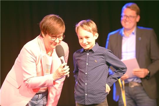 Bürgermeisterin Katja Oldenburg-Schmidt mit Thorge Lohmann, dem jüngsten Teilnehmer der Sportlerehrung. Der Zehnjährige von der Schützengilde Buxtehude ist Hamburger Meister mit dem Lichtpunktgewehr.. Fotos: Wisser