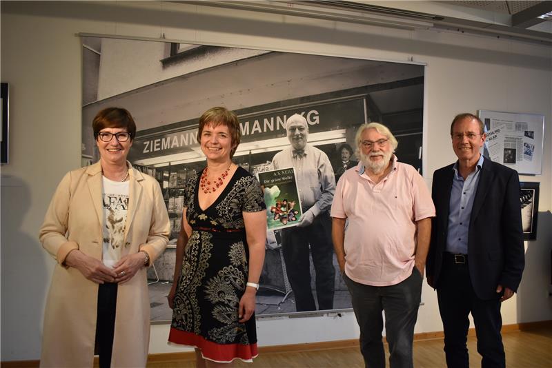 Bürgermeisterin Katja Oldenburg-Schmidt und Bullenbeauftragte Ulrike Mensching mit den Ausstellungsmachern Dieter Klar und Bernd Utermöhlen.