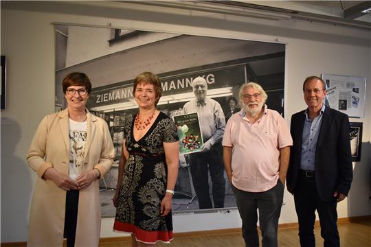 Bürgermeisterin Katja Oldenburg-Schmidt und Bullenbeauftragte Ulrike Mensching mit den Ausstellungsmachern Dieter Klar und Bernd Utermöhlen.