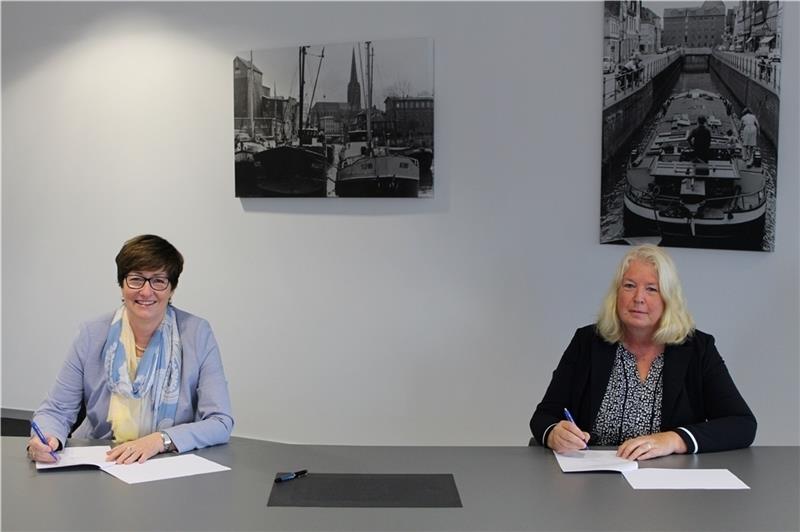 Bürgermeisterin Katja Oldenburg-Schmidt und Bärbel Aissen , Leiterin Regionalbereich Nord bei der DB Station&Service AG, unterzeichnen die Absichtserklärung. Foto: Frank