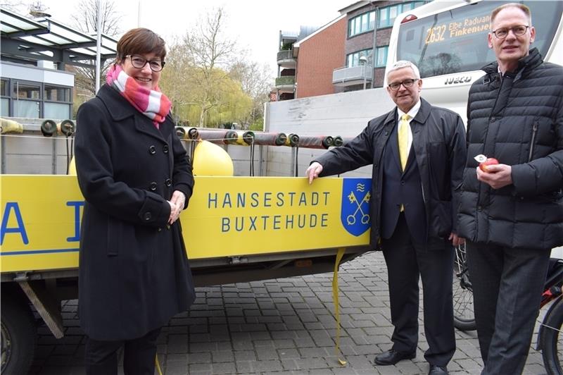 Bürgermeisterin Katja Oldenburg-Schmidt und Landrat Michael Roesberg vor dem Elbe- Radwanderbus in Buxtehude. Foto: Wisser