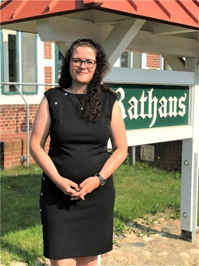 Bürgermeisterin Petra Beckmann-Frelock – hier vor dem Apenser Rathaus. Foto: Lepél