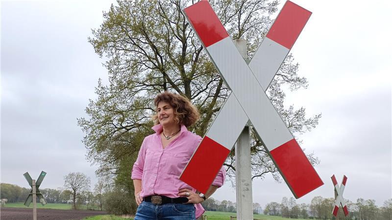 Kutenholzer beunruhigt: Macht die EVB zwei Bahnübergänge dicht? Bürgermeisterin Sandra Lemmermann am Bahnübergang Binnenwiese in Kutenholz.