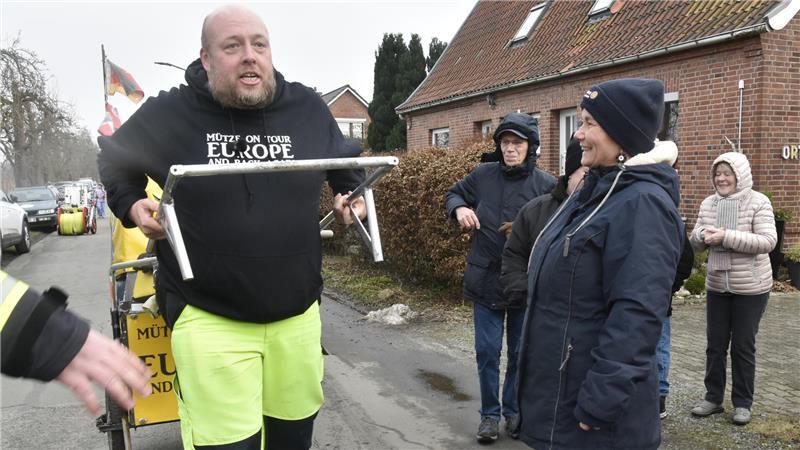 Bürgermeisterin Sonja Zinke begrüßt den Alternativreisenden.