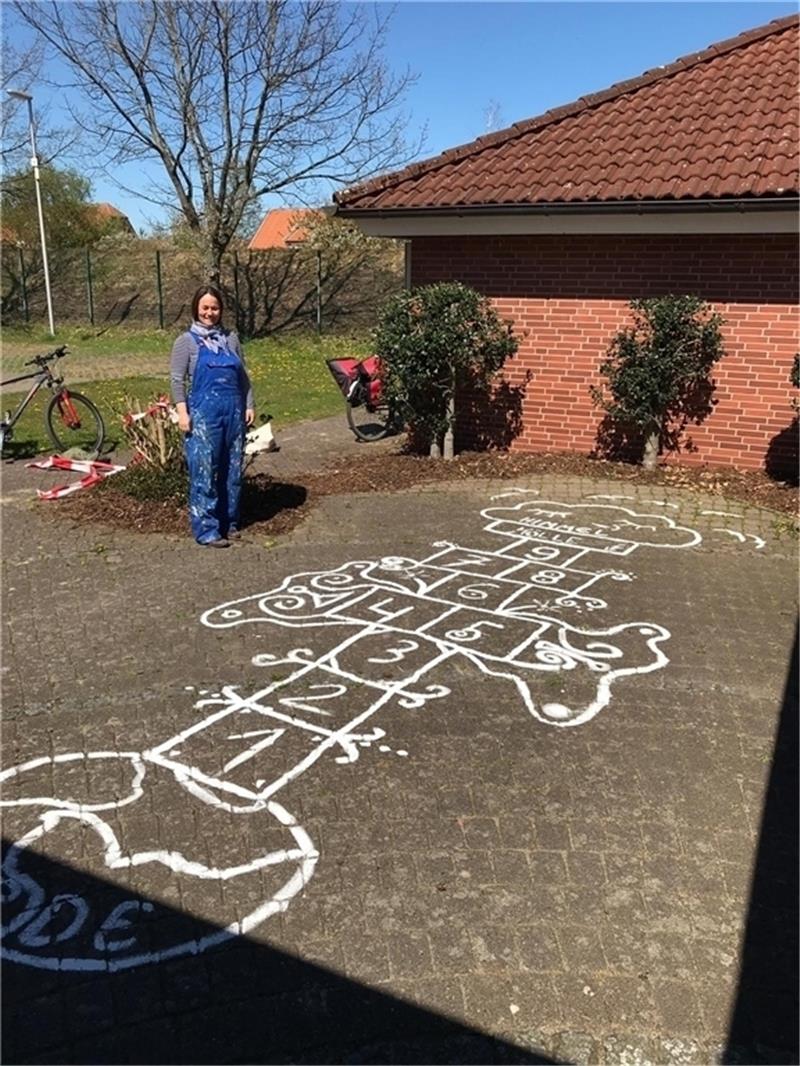 Bürgermeisterin Sonja Zinke (links) und der Verein zur Belebung des Dorfgemeinschaftshauses Steinkirchen (DGH) nutzen die Corona-Zeit unter anderem für Malerarbeiten am Steinkirchener Dorfgemeinschaftshaus. 