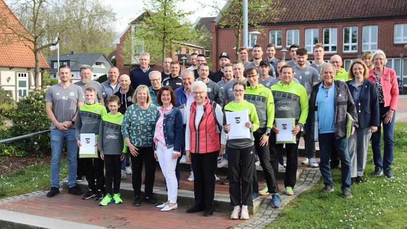 Bürgermeisterin Susanne de Bruijn (vorne, Dritte von rechts) ehrte Aufsteiger und Meister aus dem Flecken Harsefeld.