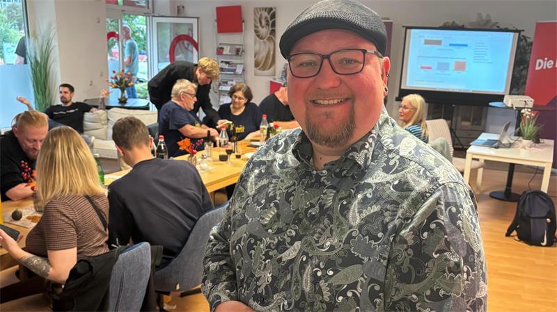 Buxtehuder Bürgermeisterwahl wird in Stichwahl entschieden Bürgermeisterkandidat Clemens Ultsch (Die Linke) verfolgt die Stimmenauszählung zunächst in der Awo-Begegnungsstätte.
