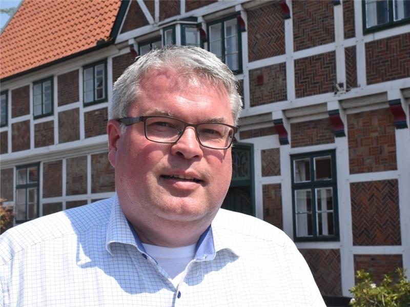 Bürgermeisterkandidat Matthias Riel (parteilos) vor dem Rathaus der Gemeinde Jork. Foto: Vasel