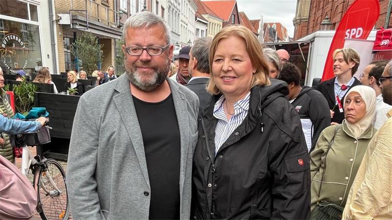Bärbel Bas in Buxtehude: Zwischen Bürgergesprächen und Fußballleidenschaft Bürgermeisterkandidat (parteilos) Ralf Dessel hat Bärbel Bas erneut nach Buxtehude eingeladen, für den Fall, dass er die Wahl gewinnt.
