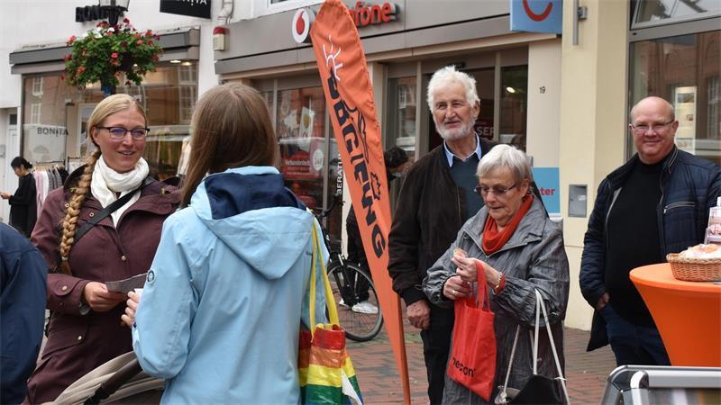 Bürgermeisterkandidatin Katharina Mewes sucht das Gespräch mit den Passanten in der Altstadt.