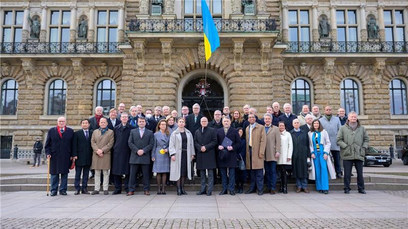 Bürgerschaftspräsidentin Carola Veit (SPD) nahm wenige Wochen nach einem Besuch in St. Petersburg und kurz nach dem russischen Angriff auf die Ukraine an einer Solidaritätsdemonstration teil. (Archivbild)