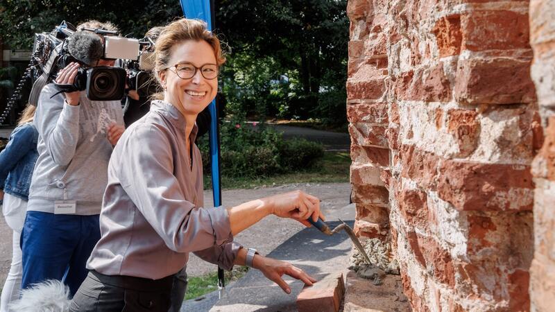 Historischer Wasserturm fertig saniert Bürgerschaftspräsidentin Veit nimt symbolisch letzte Abschlussarbeiten vor.