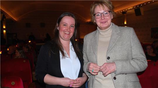 Bürgertalk statt Leinwanddrama: Landtagsabgeordnete Corinna Lange (links) und Innenministerin Daniela Behrens im Harsefelder Kino.