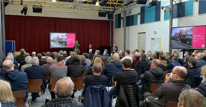 Bürgerinfo in Horneburg zum Sanierungsgebiet West Bürgerversammlung in der Aula der Oberschule Horneburg: Bürgermeister Jörk Philippsen beschreibt die Chancen, die in der Erstellung des I“ntegrierten“ Konzepts für die Zukunft des Quartiers „Horneburg-West“ liegen. Foto: Flecken Horneburg