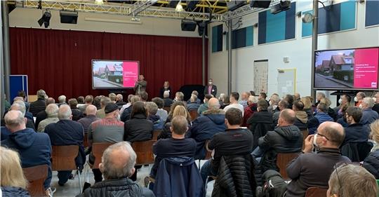 Bürgerversammlung in der Aula der Oberschule Horneburg: Bürgermeister Jörk Philippsen beschreibt die Chancen, die in der Erstellung des I“ntegrierten“ Konzepts für die Zukunft des Quartiers „Horneburg-West“ liegen. Foto: Flecken Horneburg